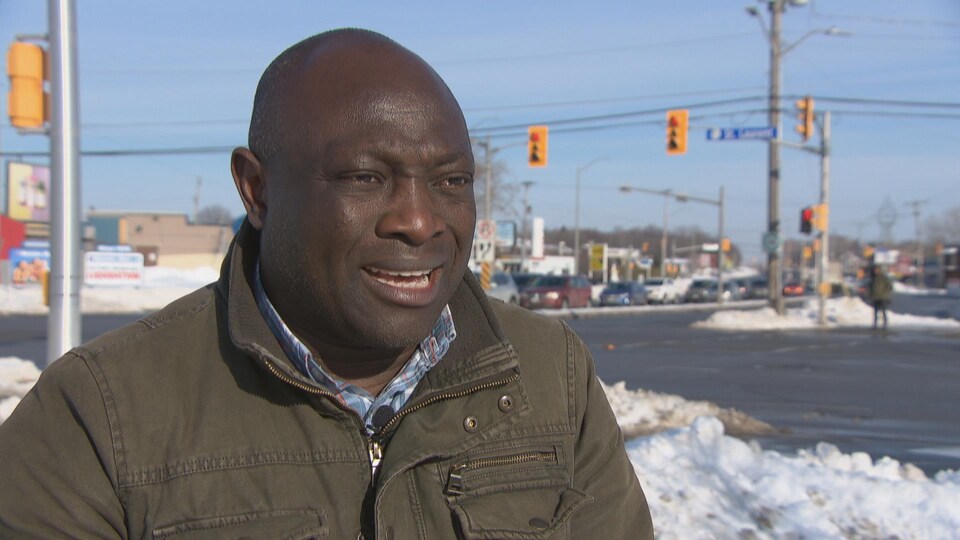 Un homme en entrevue dans une rue d'Ottawa.