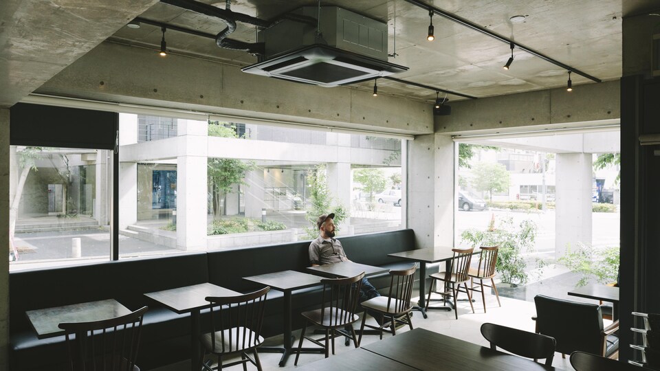 Un homme seul dans un café.