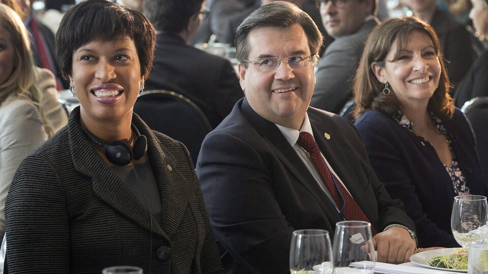 La mairesse de Washington, DC (Muriel Bowser), le maire de Montréal (Denis Coderre) et la mairesse de Paris (Anne Hidalgo) au Sommet des villes à Montréal en juin 2015.