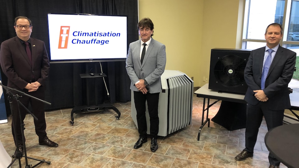 Des représentants de la Ville et de l'entreprise TTI Climatisation chuauffage lors d'une conférence de presse.