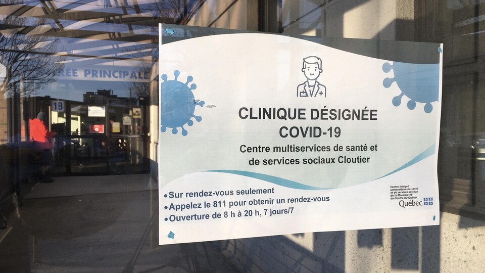 Une pancarte dans la vitre d'une clinique de santé.