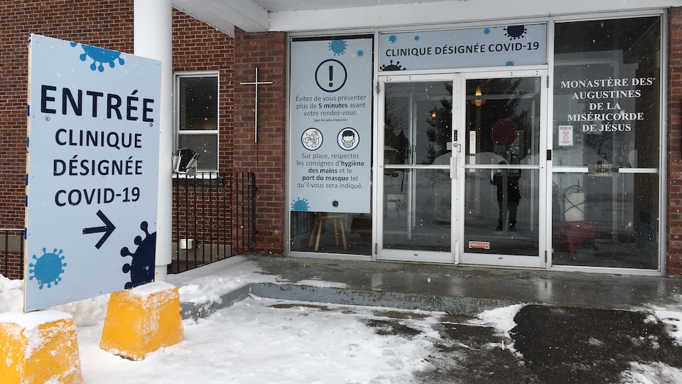 L'entrée d'une des cliniques désignées COVID-19.
