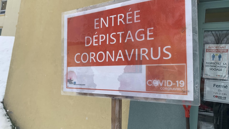 L'affiche indique aux usagers où aller pour entrer dans la clinique.