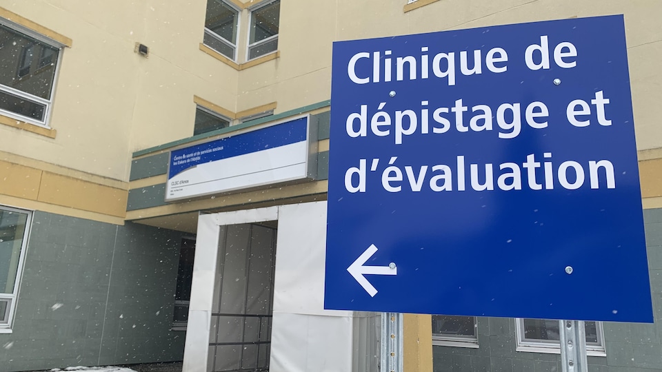 La pancarte indique où entrer dans l'hôpital pour subir un test de dépistage.