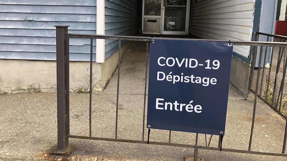 L'entrée de la clinique de dépistage de COVID-19 à Matane.