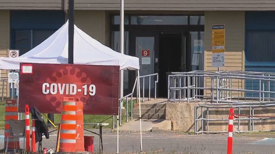 Une de deux cliniques de dépistage de Sainte-Anne-des-Monts a été installée au CLSC.