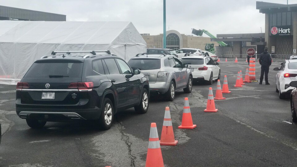 Des véhicules étaient en attente à la clinique de dépistage de Place Fleur de lys jeudi matin.