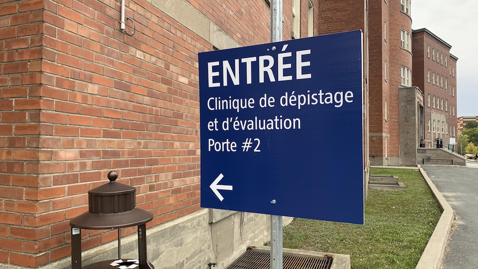 L'affiche indique l'entrée de la clinique de dépistage et d'évaluation.