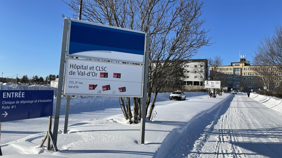 L'entrée menant au CLSC et à l'hôpital de Val-d'Or, en hiver.