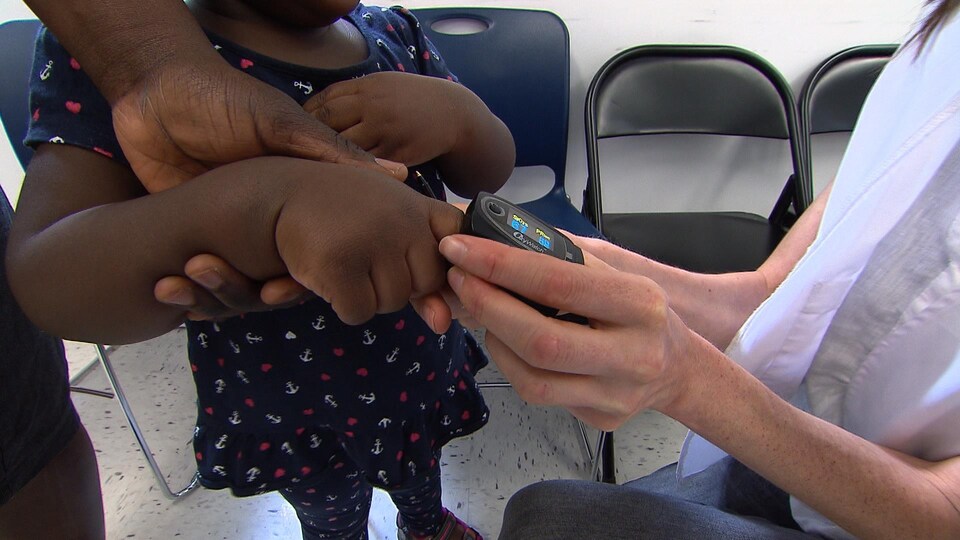Un enfant ausculté dans la clinique Médecins du Monde de Montréal.