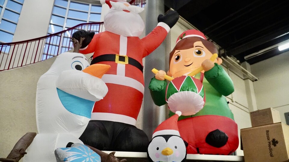 Des personnages de Noël gonflables à l'entrée de la Bâtisse industrielle.