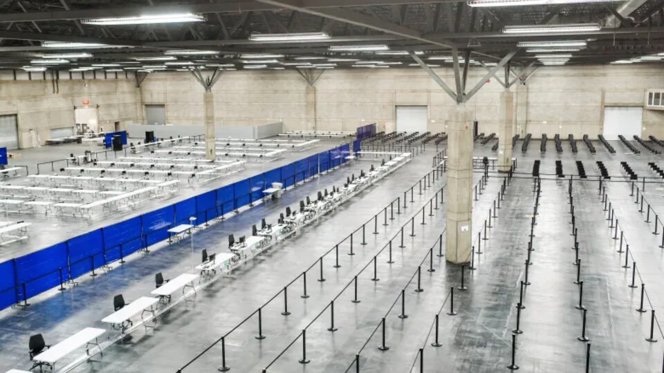 Un centre de vaccination de masse.