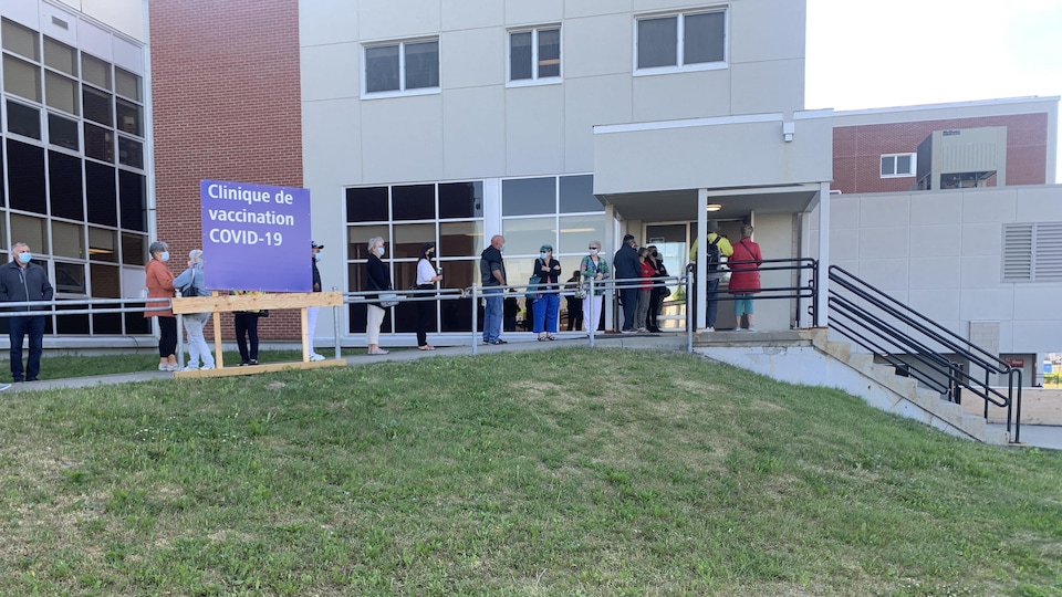 Une dizaine de personnes attente à l'entrée de la clinique de vaccination contre la COVID-19 à Rouyn-Noranda.