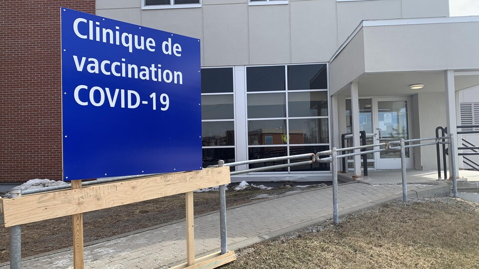Une affiche devant le pavillon Youville indique «clinique de vaccination COVID-19».