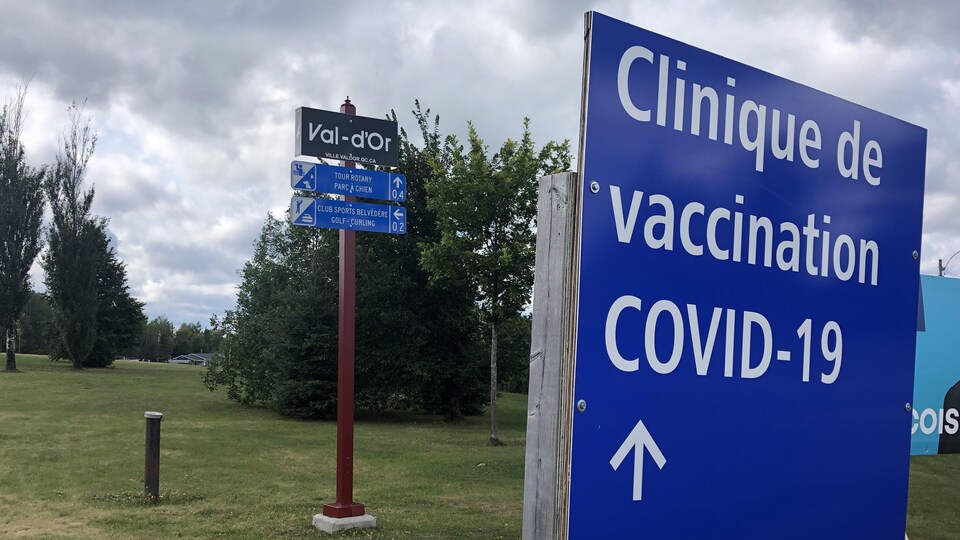 La pancarte indique aux automobilistes le chemin à prendre pour se rendre à la clinique de vaccination contre la COVID-19 à Val-d'Or.