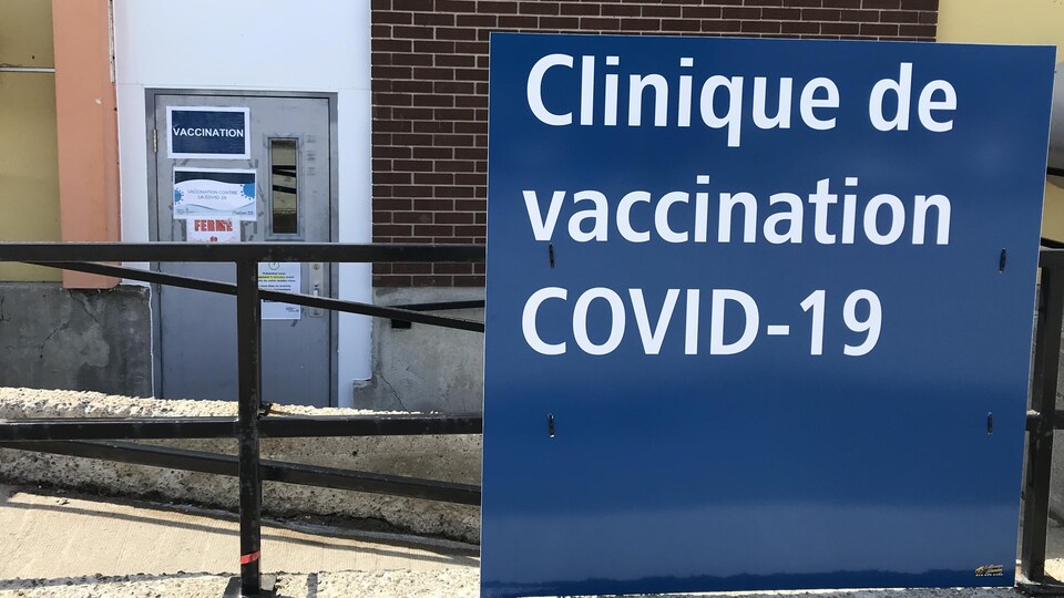 La porte de la clinique de vaccination contre la COVID-19 à Ville-Marie.