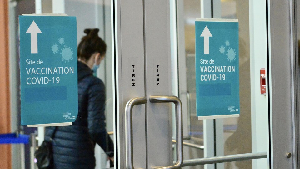 L'entrée d'un site de vaccination contre la COVID-19 à Montréal.