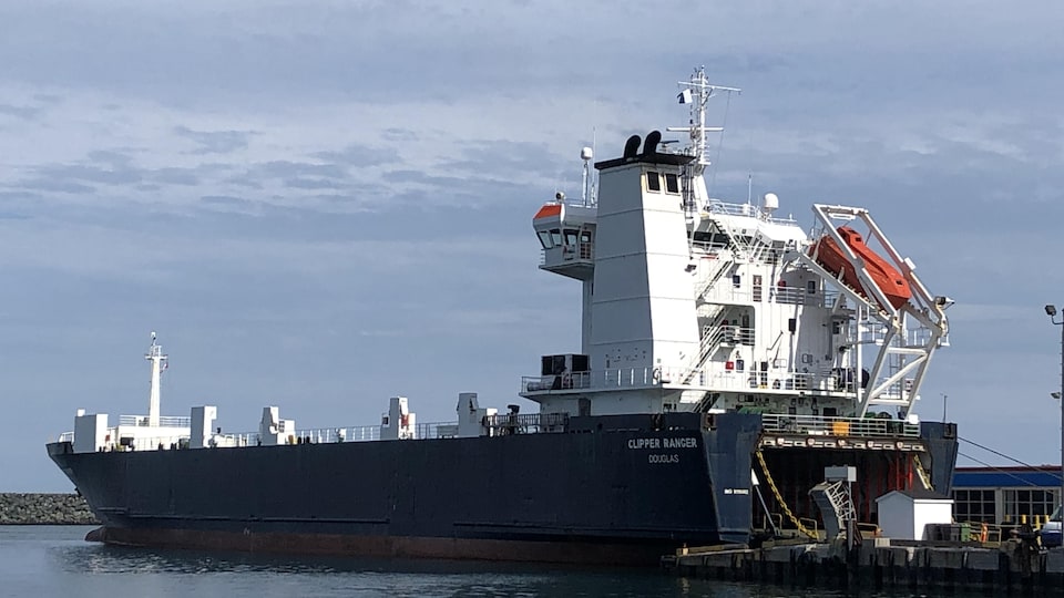 Le Clipper Ranger, qui doit remplacer le CTMA Voyageur, est arrivé au port de Cap-aux-Meules, aux Îles-de-la-Madeleine.