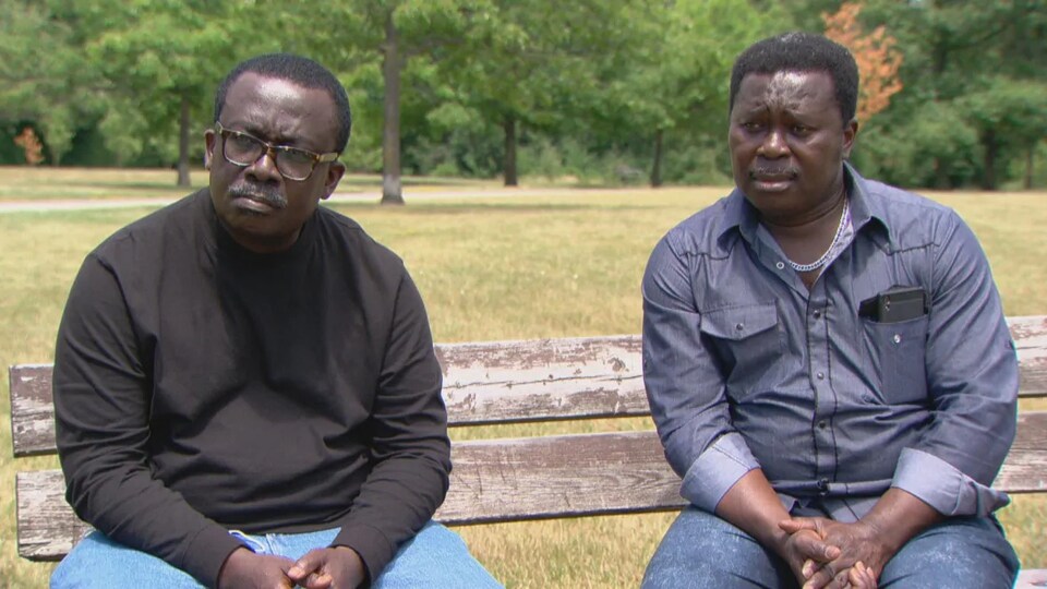 Stephen Boakye et William Owusu assis sur un banc de parc.
