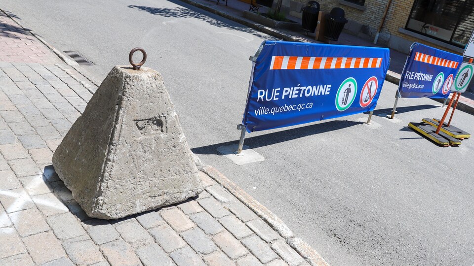 Un bloc de béton sur la rue Saint-Jean à Québec.