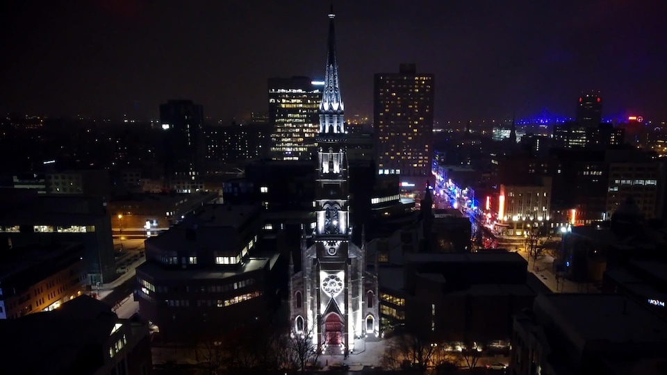 Le clocher de l’ancienne église Saint-Jacques, qui se trouve à l'UQAM, baigne dans la lumière.
