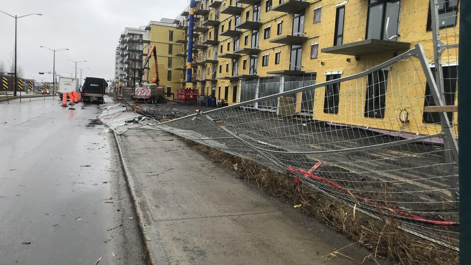 The fence surrounding a construction site in Beauport collapsed due to strong winds.