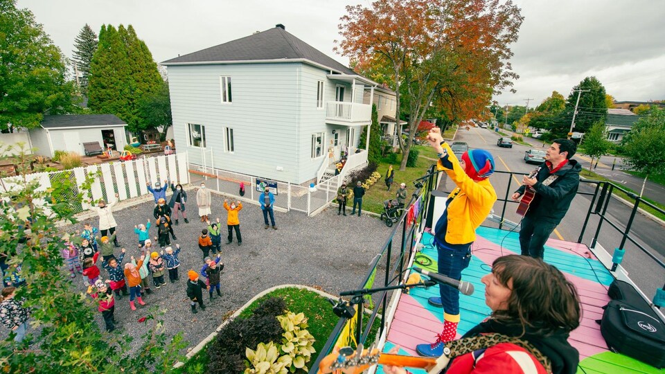 Le clown Atchoum en spectacle sur son véhicule devant les enfants d'un service de garde.