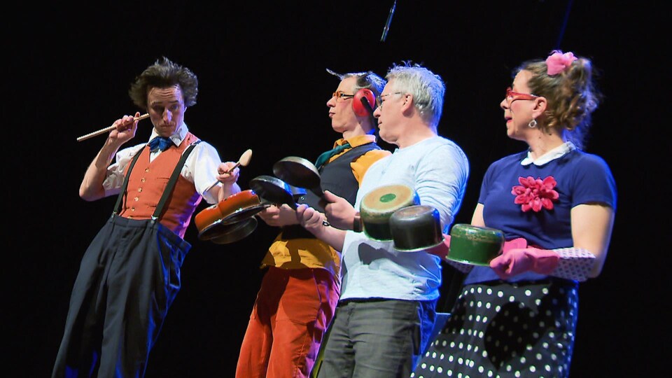 Des clowns lors d'un spectacle pour enfants.