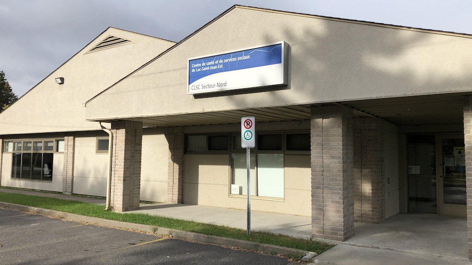 Amir Khadir dénonce la fermeture prolongée de plusieurs CLSC de la région