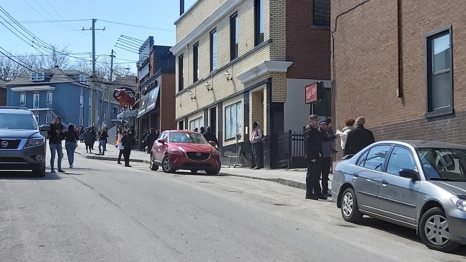 Une odeur de gaz force l'évacuation du CLSC de Chicoutimi RadioCanada.ca