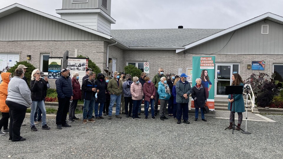 Une vingtaine de personnes sont réunies devant le CLCS de Montbeillard aux côtés de la députée Émilise Lessard-Therrien.