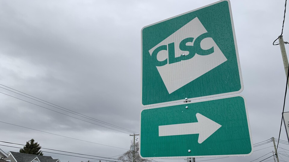 Un panneau de route indiquant un CLSC qui se situe vers la droite.