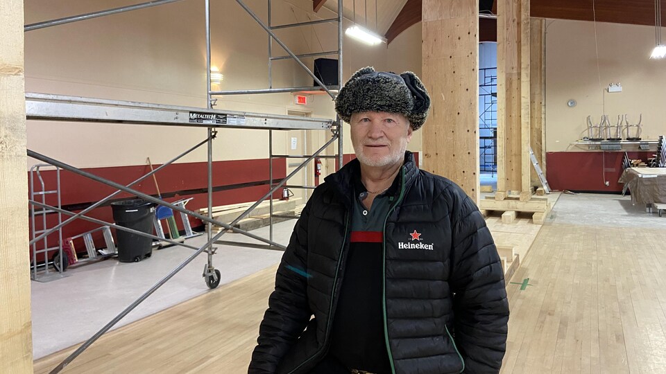 Arthur Paquette pose pour la caméra dans une salle en rénovation.