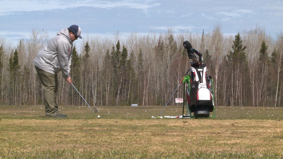 Un golfeur au Club de golf de Baie-Comeau