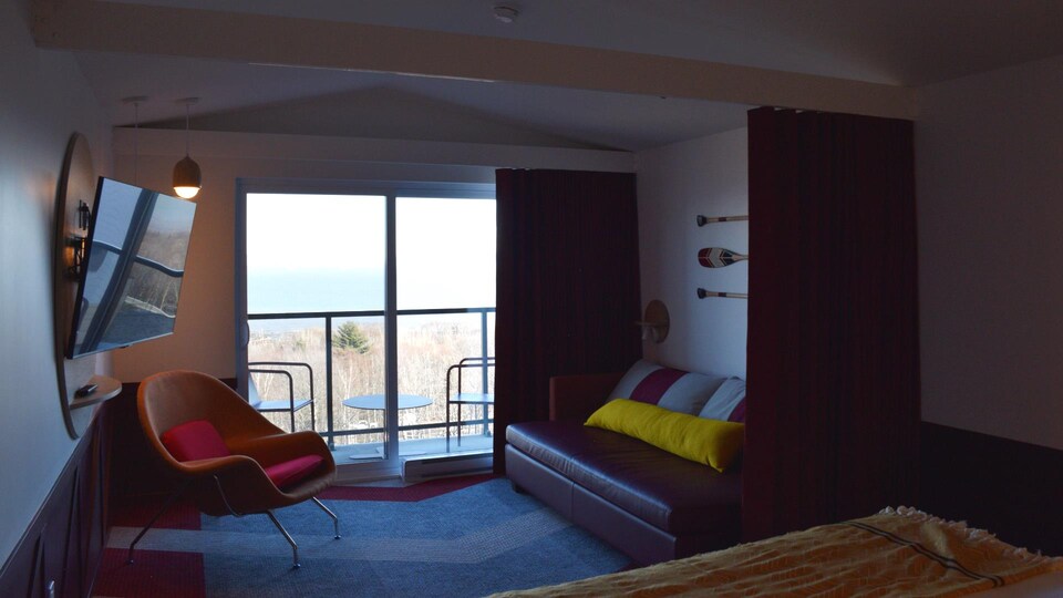 Une des chambres du Club Med qui donne sur un petit balcon avec vue sur le fleuve.