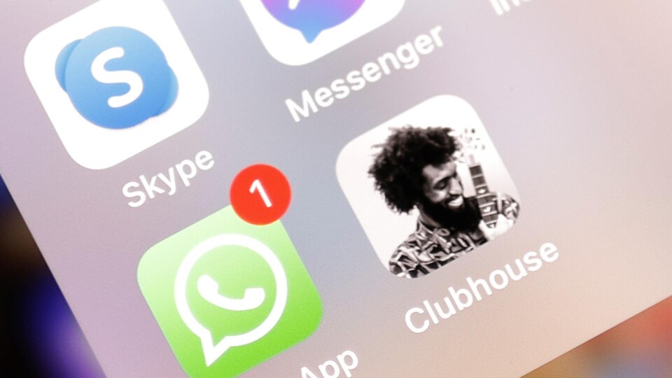 L'écran d'un cellulaire affiche plusieurs applications, dont celle du réseau social Clubhouse.