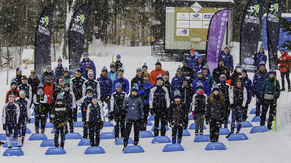 Des jeunes sont réunis près d'une piste de ski de fond.