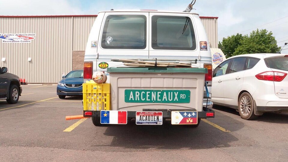 Plaques aux couleurs de l'Acadie et les mots « Arceneaux Road » à l'arrière d'un véhicule immatriculé en Idaho.