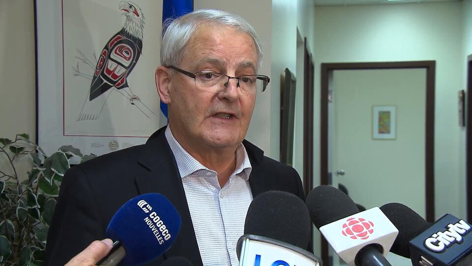 Marc Garneau lors d'un point de presse à Montréal.