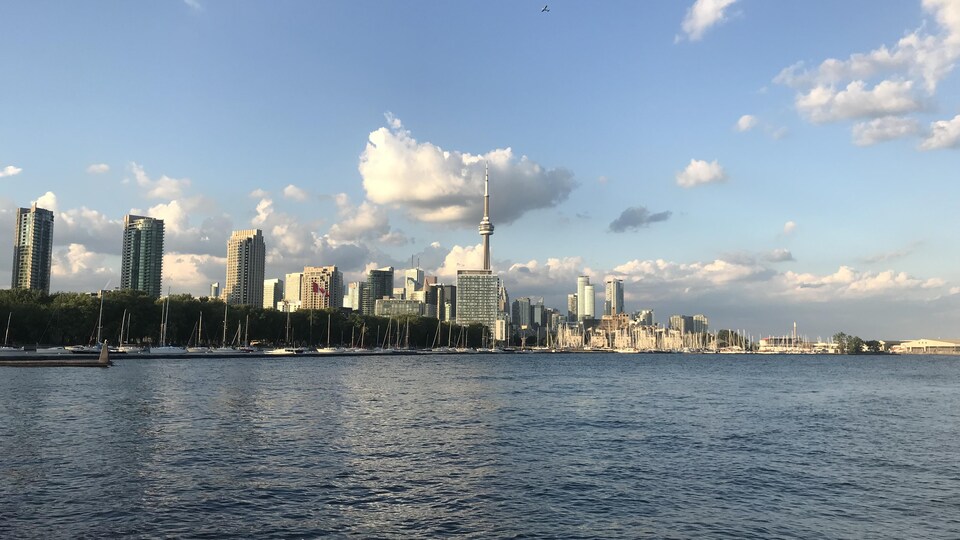 La Tour CN au loin, vue du lac Ontario