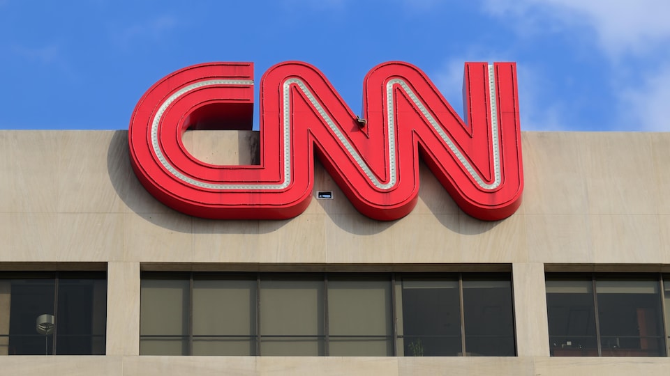 Le logo de CNN au sommet d'un bâtiment. 