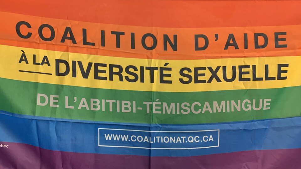 Le drapeau de la Coalition d'aide à la diversité sexuelle de l'Abitibi-Témiscamingue.