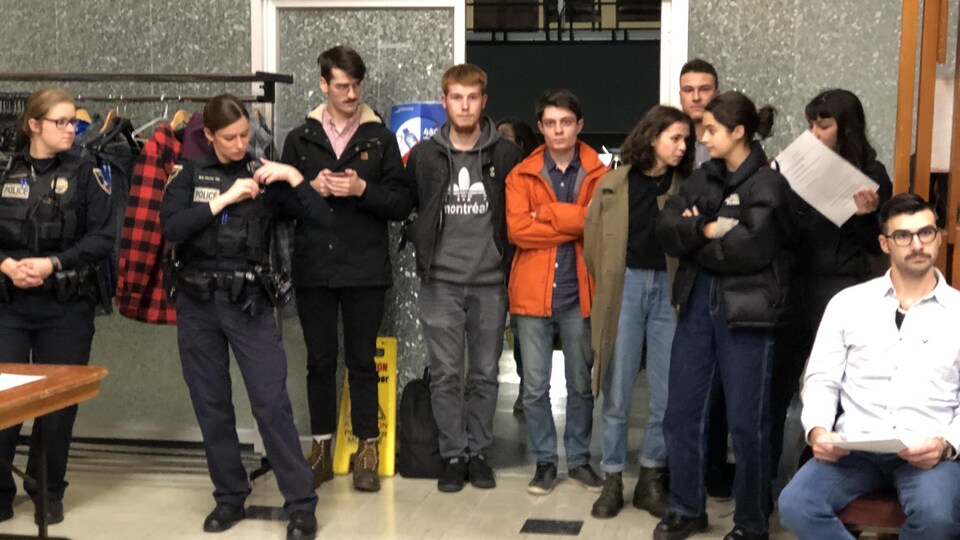 Des membres de la Coalition Fjord et des policières.