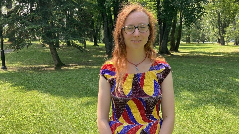 Une fille dans un parc.