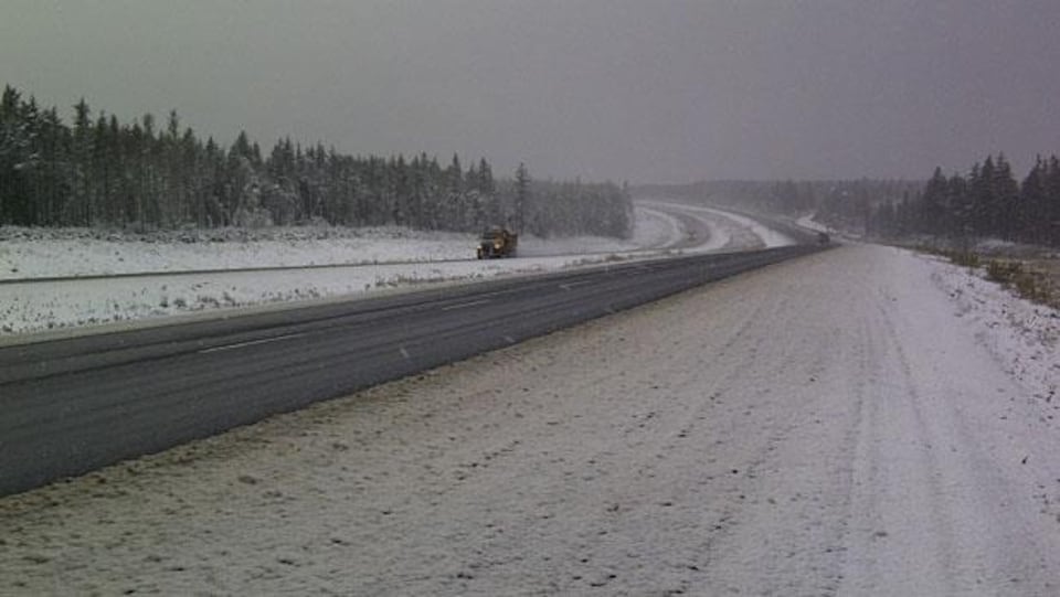 Une section enneigée de l'autoroute 104, près du poste de péage de Cobequid, en Nouvelle-Écosse