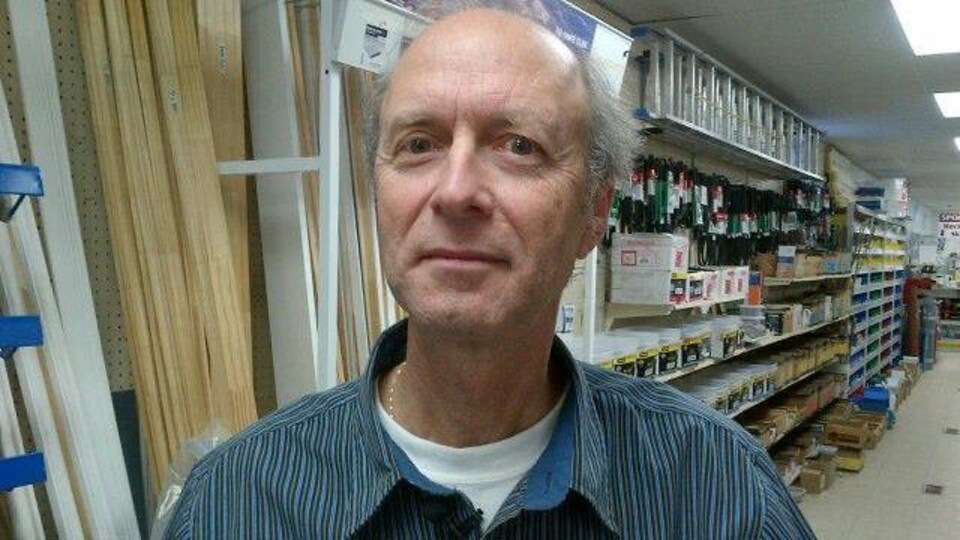Un homme dans un magasin
