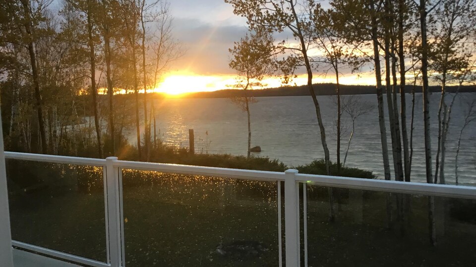 Vue sur un coucher de soleil sur le lac
