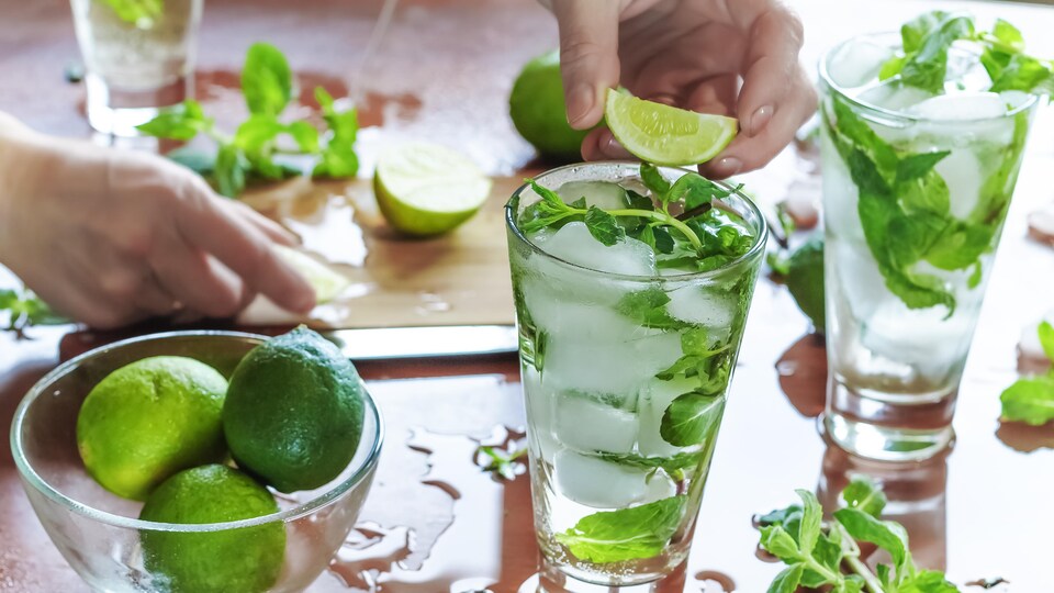 Une personne prépare des mojitos sans alcool.