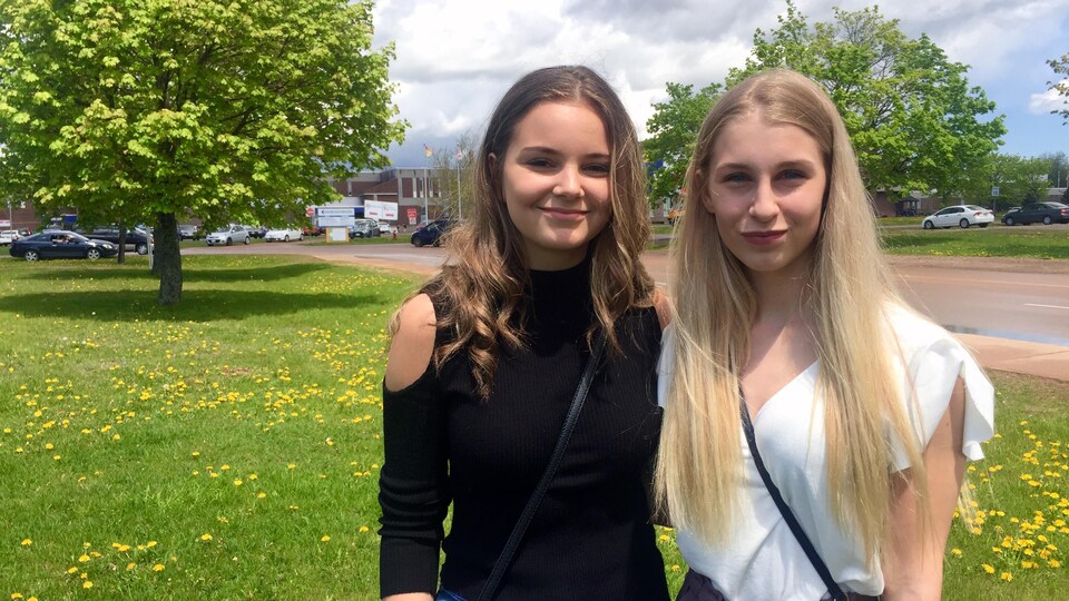 Gabrielle Arseneault et Maude Basque sont élèves à l'École Mathieu-Martin de Dieppe. Elles croient que le code vestimentaire est sexiste envers les filles.