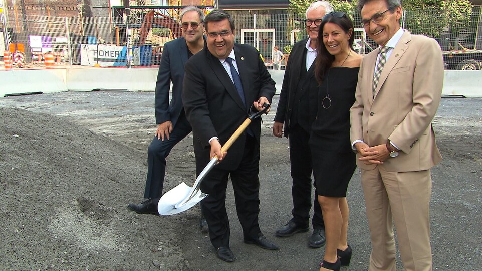 Le maire de Montréal, Denis Coderre, procède à la première pelletée de terre de la future esplanade Clark dans le Quartier des spectacles.